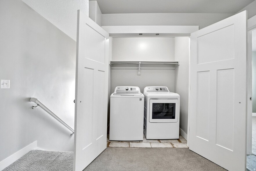 Building Photo - 167 W Silver Springs Dr