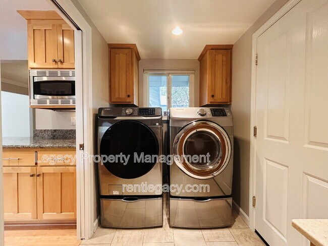 Building Photo - 1163 Gamay Dr