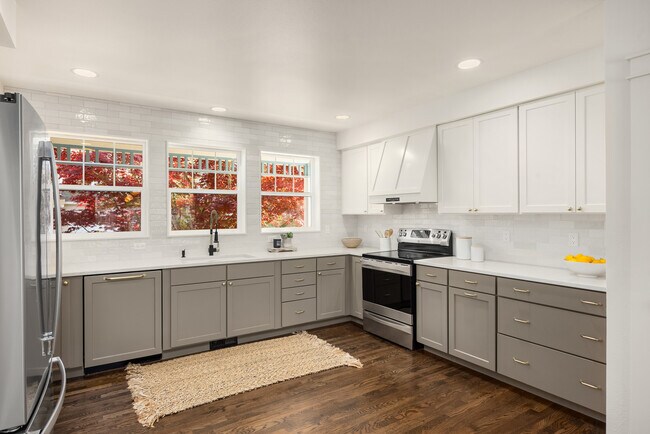Building Photo - 756 NE Brookcliff Ln