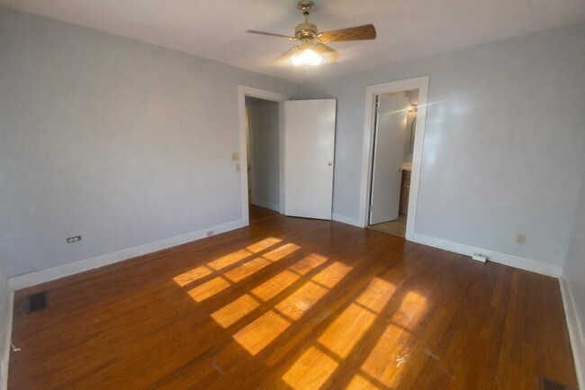 Building Photo - 832 S Bois D Arc Ave