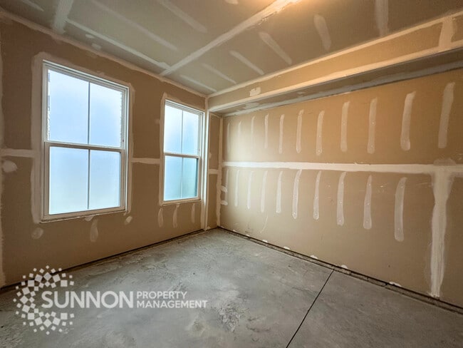 Building Photo - 3BR Townhome with Rooftop Deck in LoSo