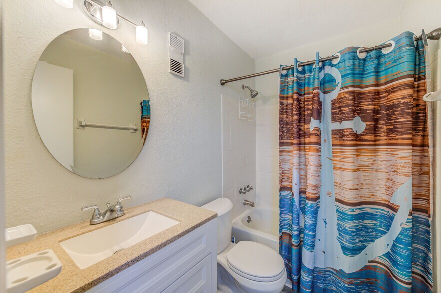 Bathroom - 122 Pompano Dr SE