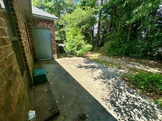 Building Photo - Newly Remodeled Duplex!