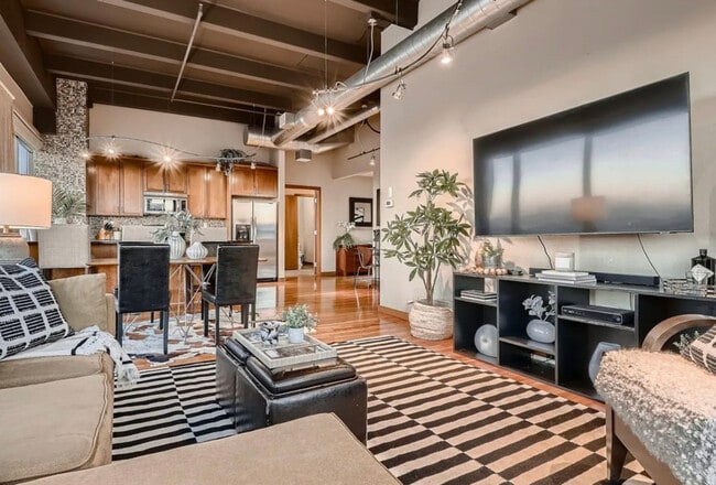 Building Photo - 100 Park Ave W