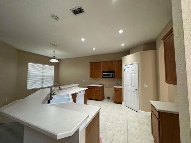 Building Photo - 5040 Walnut Ridge Dr