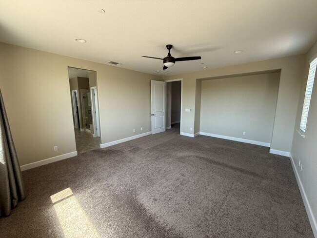 Building Photo - Newer Modern 4 Bedroom 3.5 Bath w/ Bedroom...