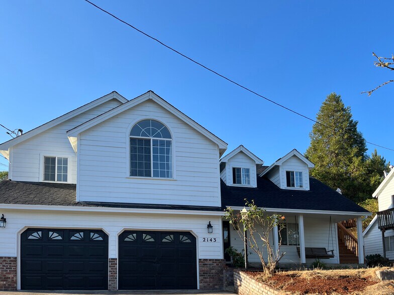 Double garage. - 2143 SE Douglas Ave