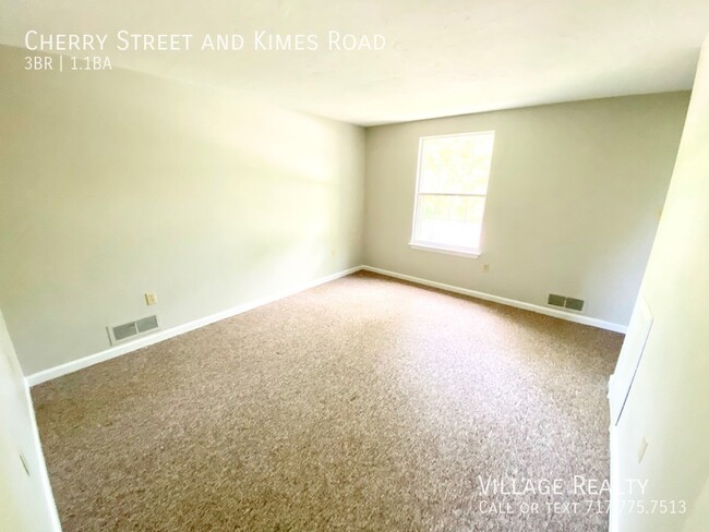 Building Photo - Available late-December! 3-bed Duplex in D...