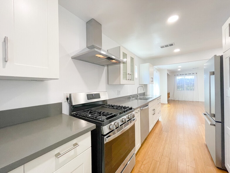 Building Photo - 958 Camulos St