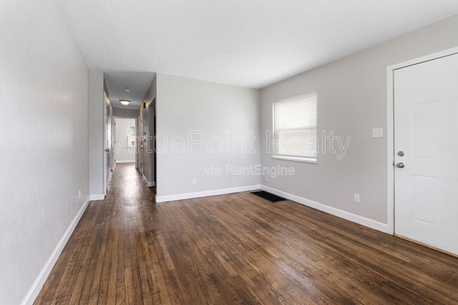 Building Photo - 390 S Powell Ave