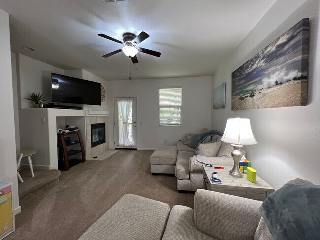 Building Photo - Gorgeous Townhome near Downtown Ventura & Beaches