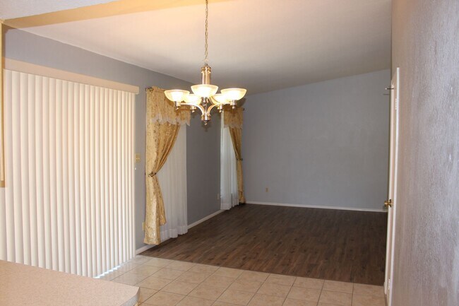 Building Photo - Central Mesa - No HOA with 3 bedrooms