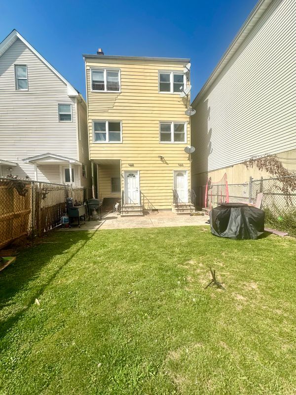 Building Photo - 202 S 5th St