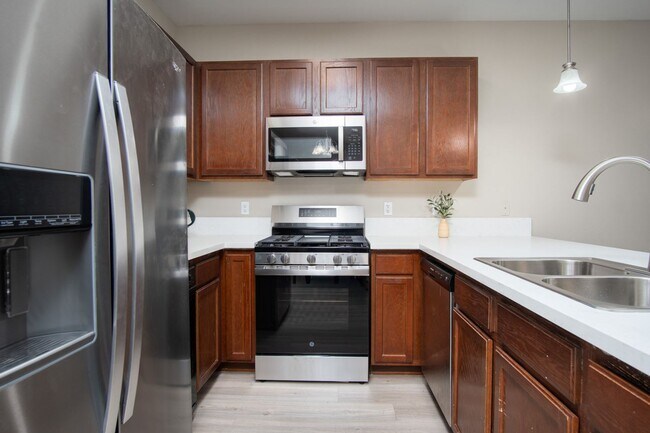 Building Photo - Full Furnished Short or Long-term rental i...