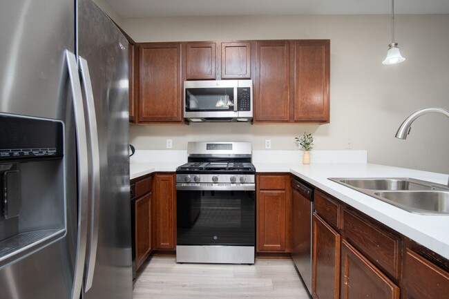 Building Photo - Full Furnished Short or Long-term rental in highly desired neighborhood