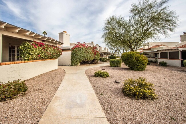 Building Photo - Available! Beautiful fully furnished/equipped 3BR patio home.