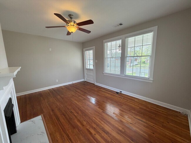 Building Photo - Cozy 2/1 Brick House in Celanese- $1,250