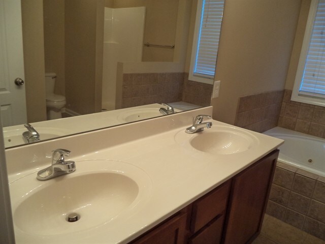 Building Photo - 6022 Gallant Ln