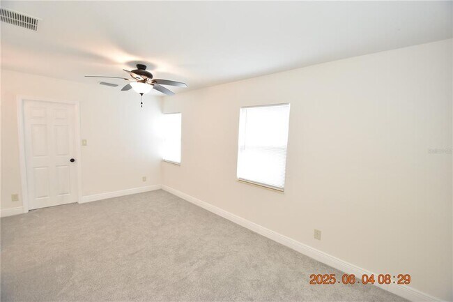 Building Photo - 417 Country Club Dr