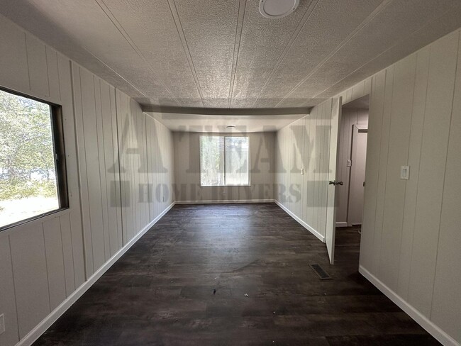 Building Photo - Cozy 2 Bedroom 1 Bathroom Home