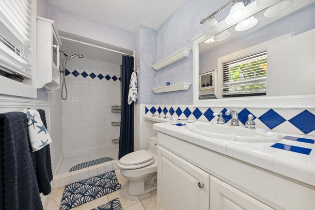 Building Photo - 949 Seagate Dr