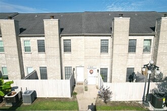 Building Photo - 3026 Holly Hall St