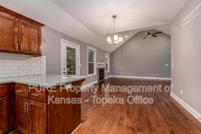 Building Photo - 4766 Lakecrest Dr