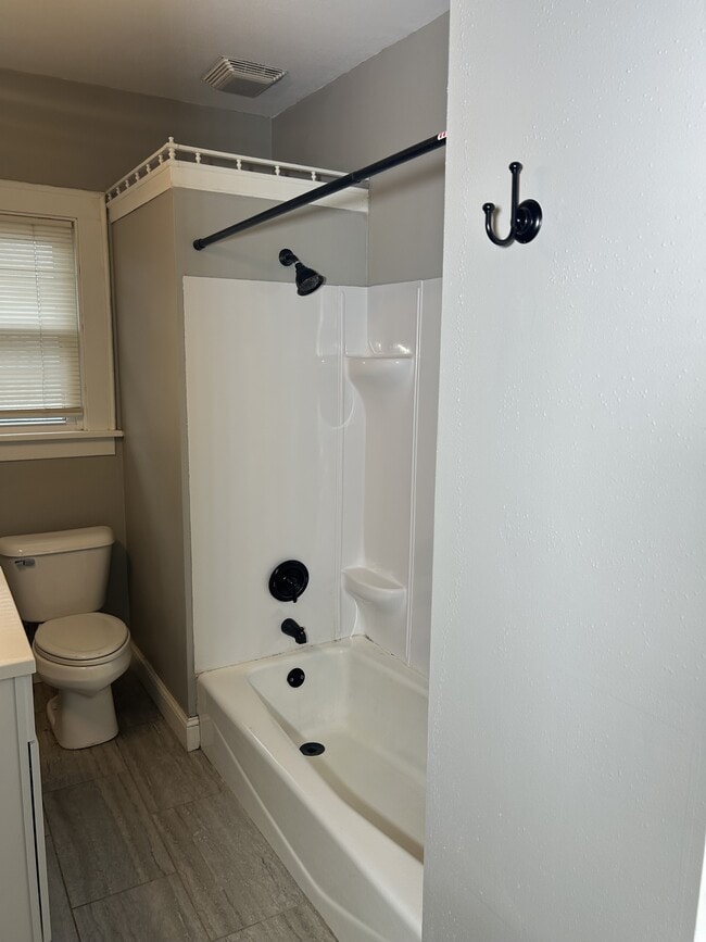 Building Photo - 1203 S West Ave