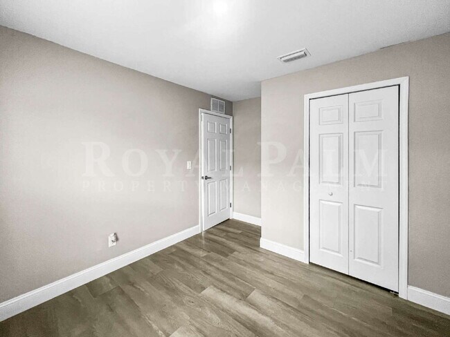 Building Photo - 4BR/2BA Home with High Ceilings, Garage & Large Kitchen Island