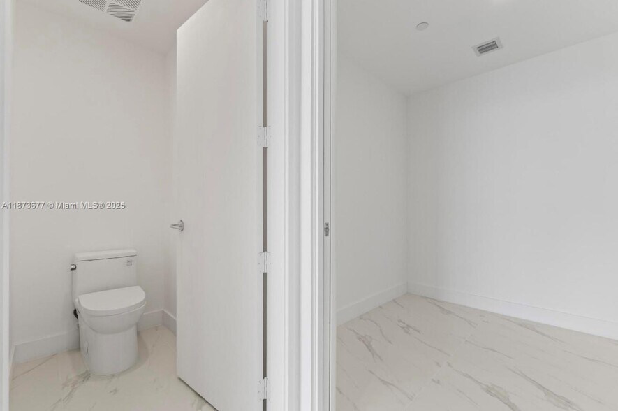 Building Photo - 700 NE 24th St