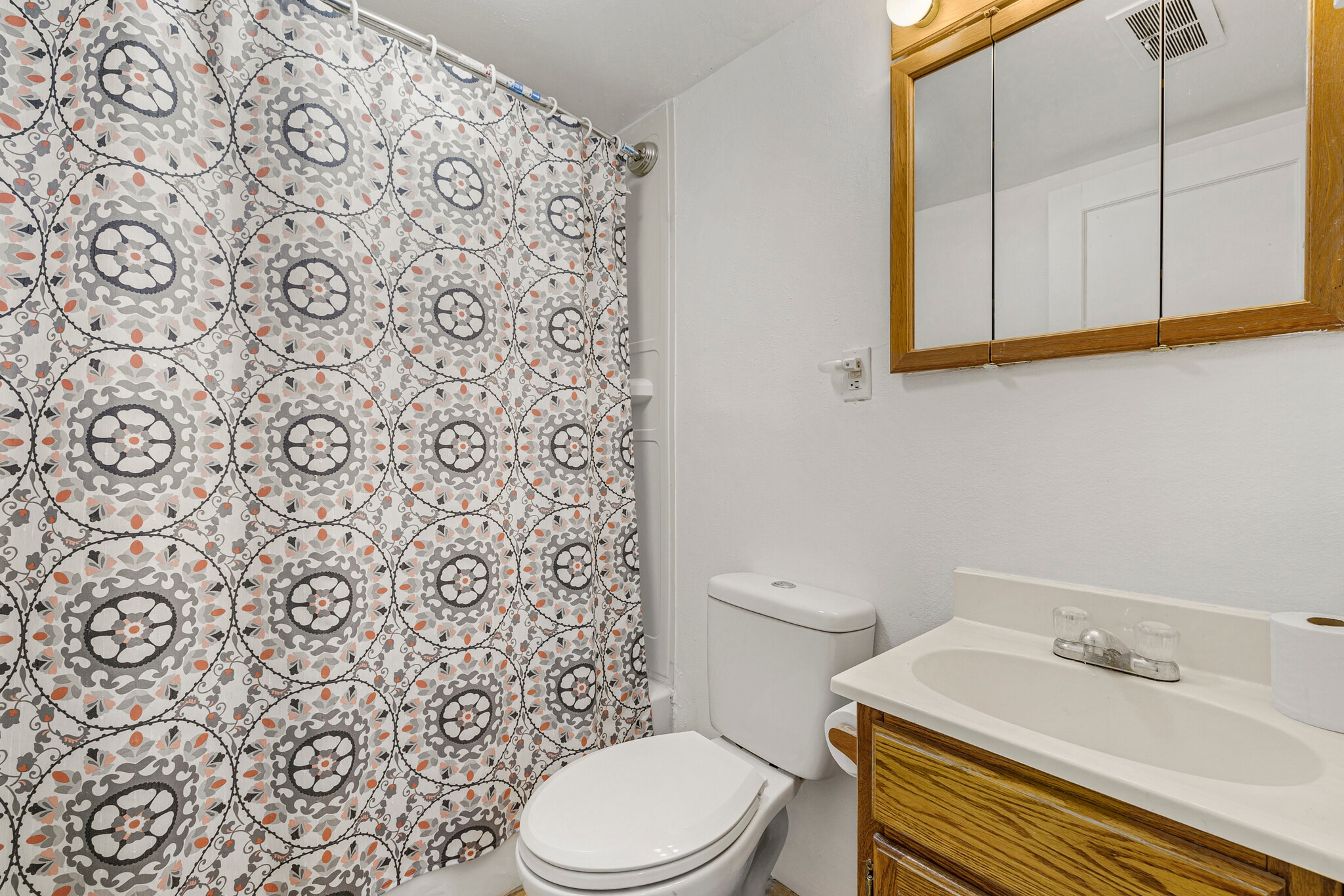 Building Photo - 225 E 2nd S