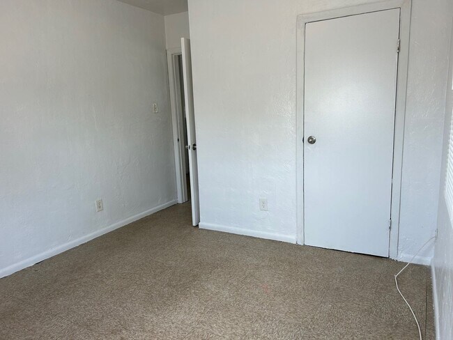Building Photo - Cozy 2 Bedroom, 1 Bath Apartment in Charming Sarasota Duplex