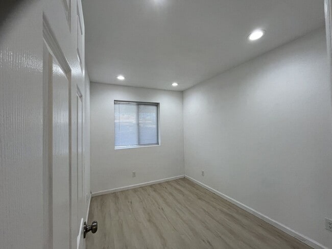 Building Photo - One-bedroom, one-bathroom apartment locate...
