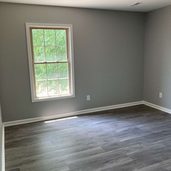 Building Photo - 511 E Parkview Dr