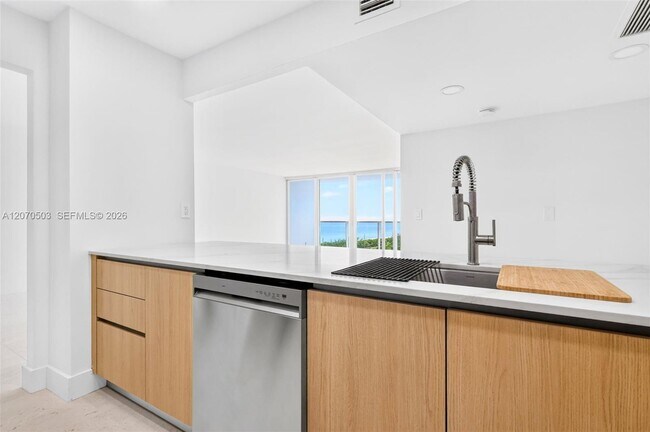 Building Photo - 100 Bayview Dr