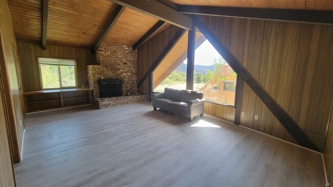Building Photo - 4 Bedroom Mountain Home Close to Town!