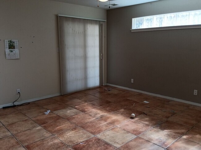 Building Photo - 3 Bedroom, 2 Bathroom Home! Schedule a Sho...