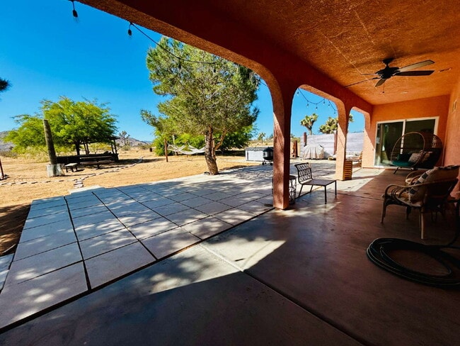 Building Photo - Gorgeous, renovated home on 2 acres in quiet neighborhood.