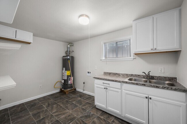 Building Photo - 5519 Chapman St