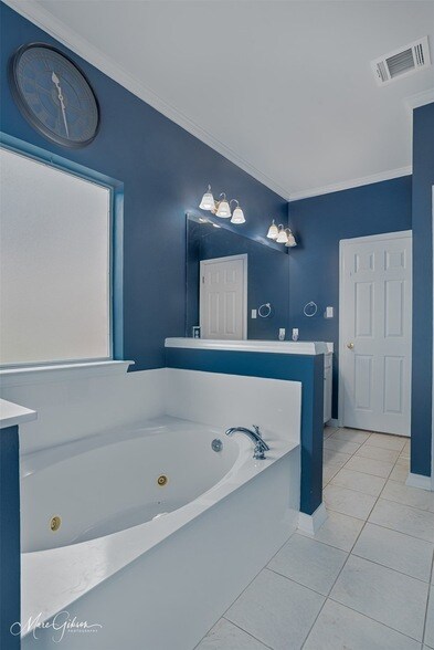 Building Photo - 3303 Colonial Dr