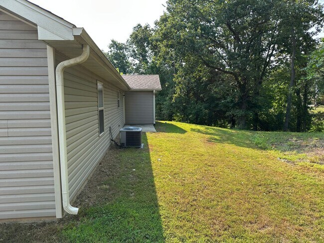 Building Photo - 335 Lyle Curtis Cir