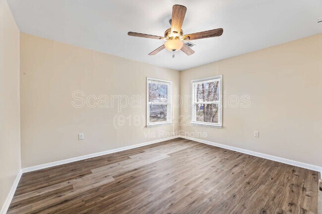 Building Photo - 921 W Midway St