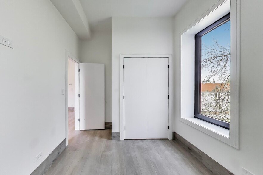 Building Photo - 2023 N Drake Ave