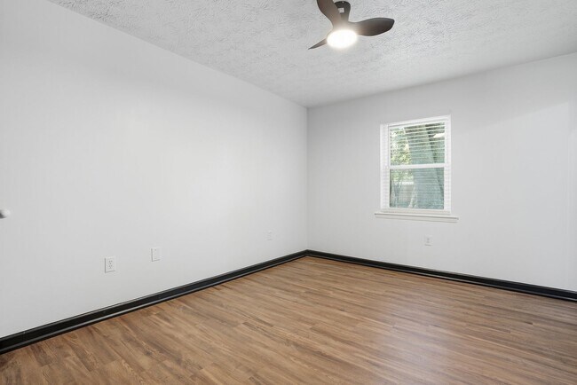 Building Photo - 703 Pineview Ct