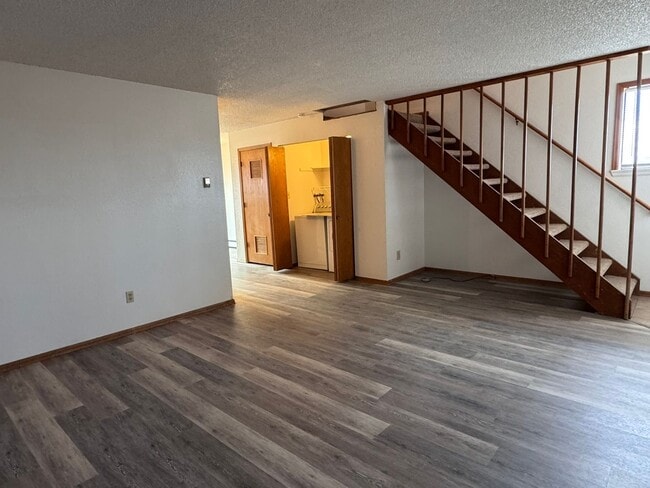 Building Photo - Sunny and Cute 2 Story, 2Bed, 1.5Bath Townhouse in Grand Junction!!!!