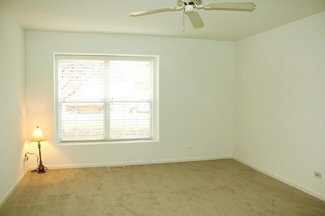 Building Photo - 5S530 Paxton Dr