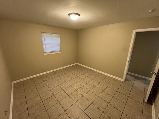 Building Photo - Newly updated!  3 bedroom, 1.5 bath home o...