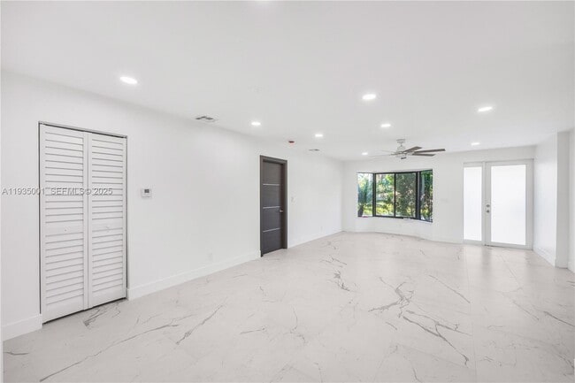 Building Photo - 218 SE 2nd St