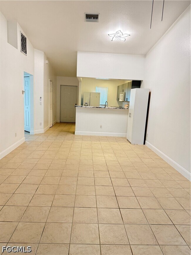 Building Photo - 700 W 12th St