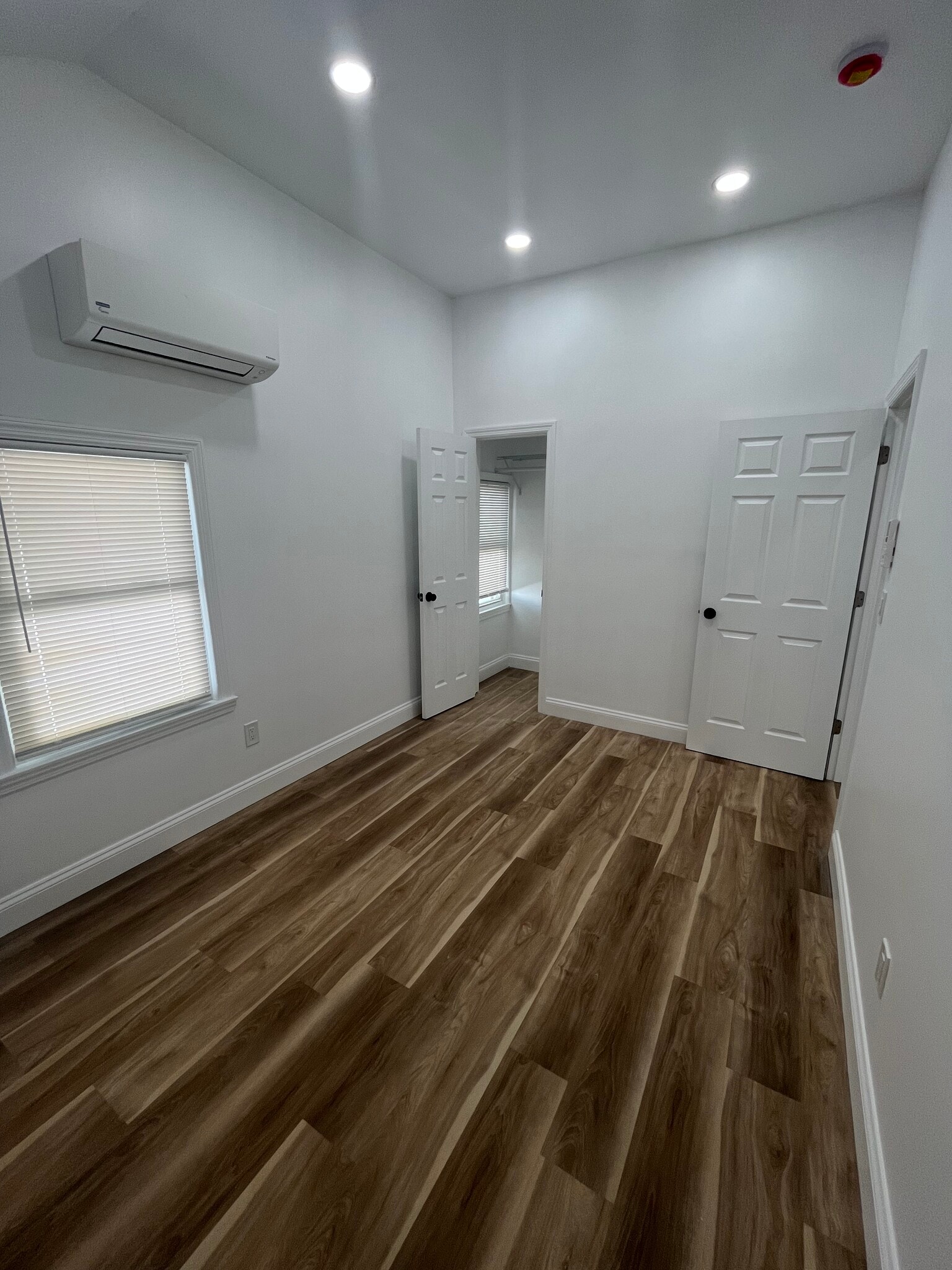 Bedroom with closet - 210 E Lakewood St